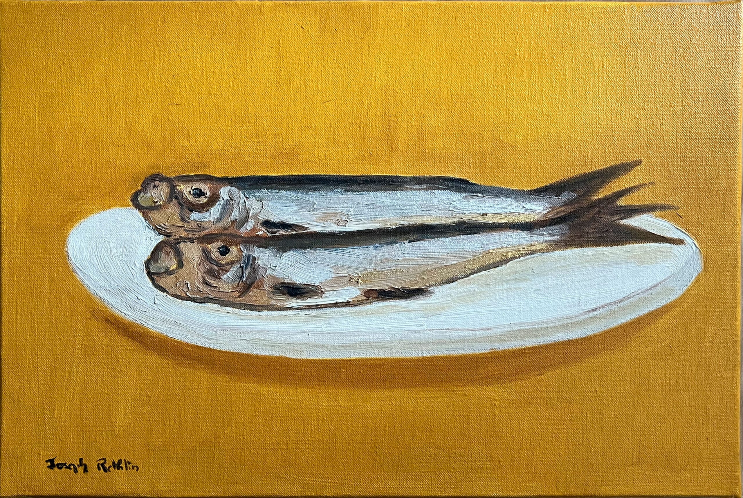Deux poissons argentés, nature morte. Soigneusement disposés sur une assiette blanche ovale, les harengs contrastent magnifiquement avec le fond ocre-jaune vif.