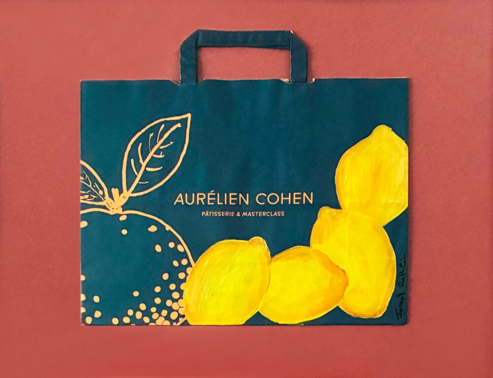 Un sac en papier kraft bleu et quelques citrons.