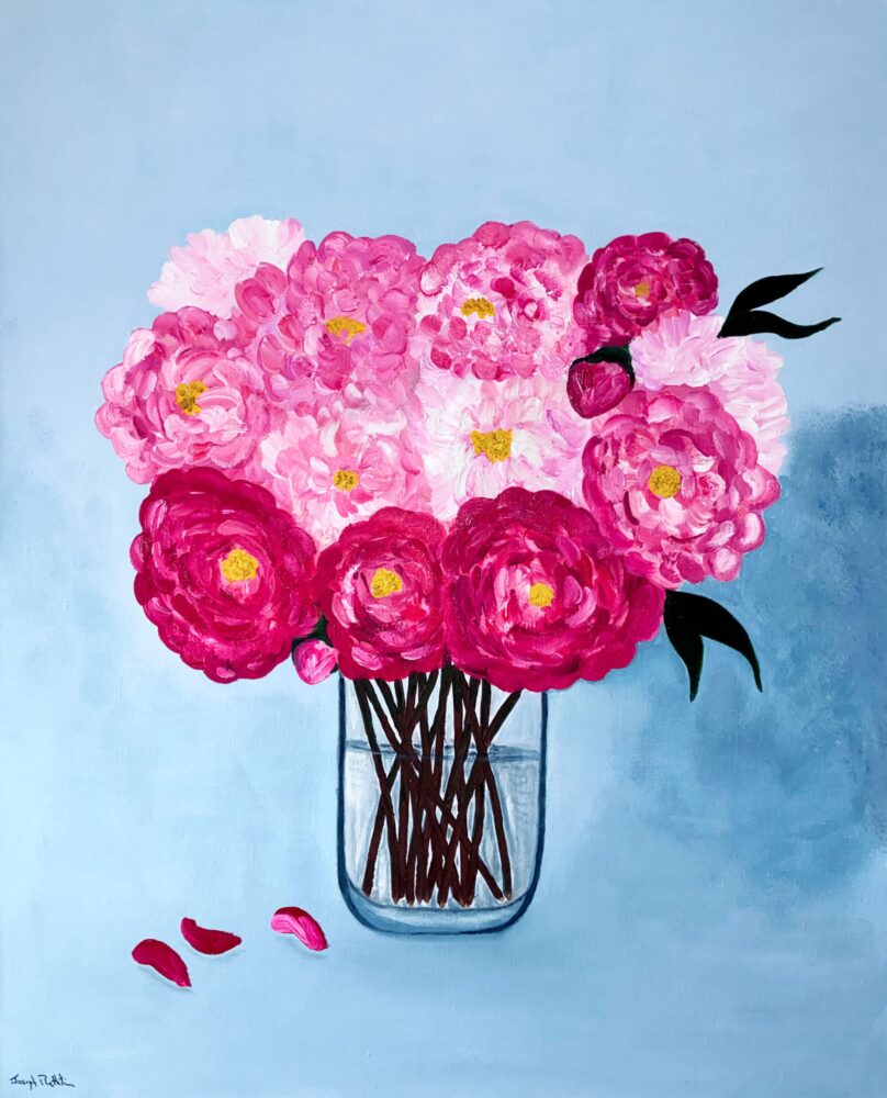 Un vase en verre renferme un luxuriant bouquet de pivoines roses aux teintes vives et subtiles
